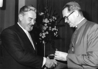 Foto: Überreichung der Bonifatiusplakette der Deutschen Bischofskonferenz durch Weihbischof Dr. Paul Nordhues (November 1978)