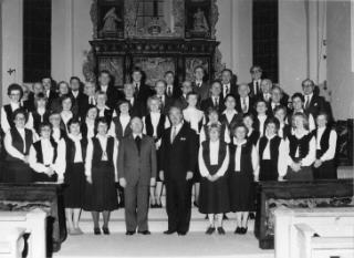 Foto: Propsteikirchenchor mit Präses Propst Kopshoff und Chorleiter Gustav Biener (1983)